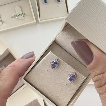 Brincos com pedra em ouro 18k na caixa de presente